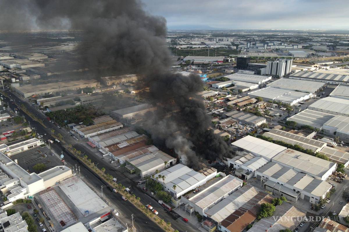 Voraz incendio arrasa con bodegas industriales en Apodaca, Nuevo León; no se reportan heridos hasta el momento