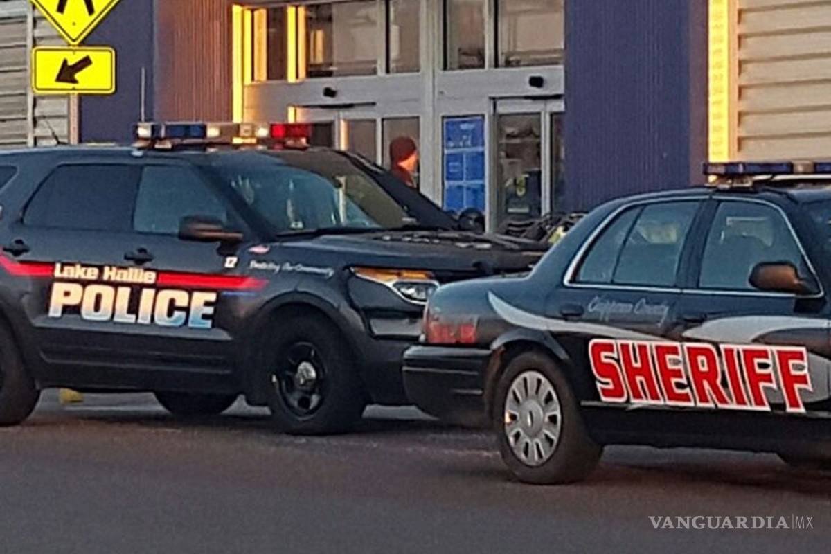 Policía dispara a mujer que amenazaba con hacha en Walmart de Estados Unidos