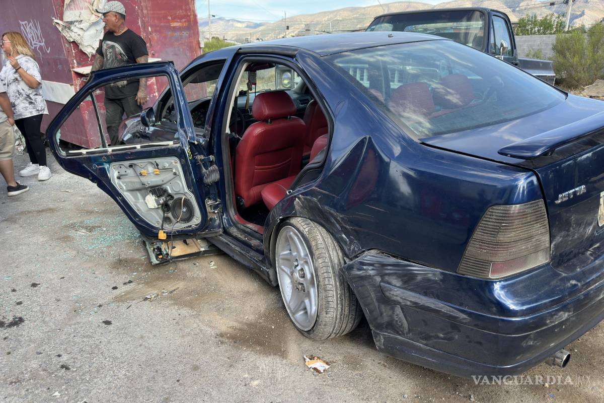 Padre e hijo son prensados por camioneta mientras reparaban su auto en Mirasierra, en Saltillo; están graves