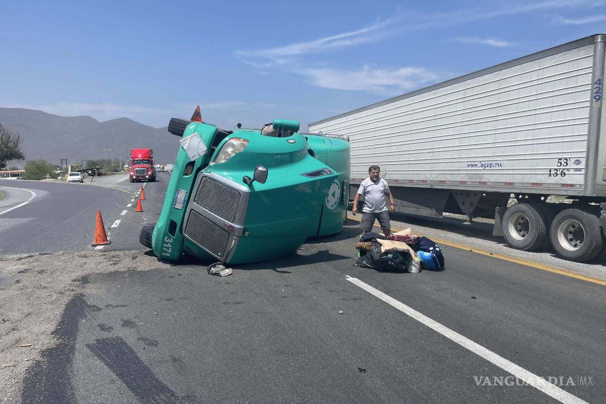 Veloz trailero vuelca en curva de la carretera Saltillo-Monterrey