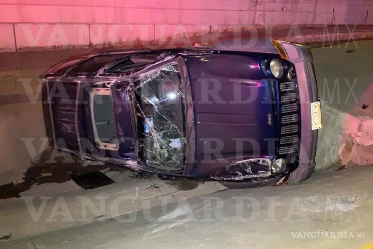 Vuelca y deja abandonada camioneta en Saltillo