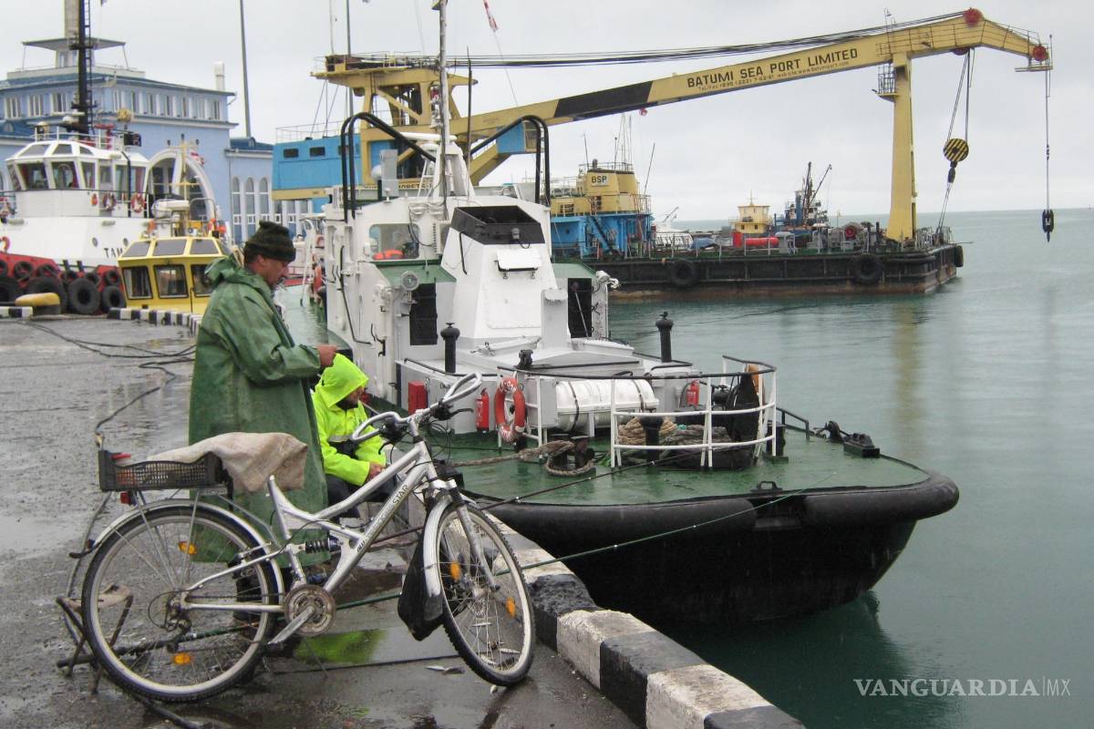 $!Imagen del puerto de Batumi. Foto:Misha Vignanski Pescadores en el puerto de Batumi Batumi. EFE/Misha Vignanski