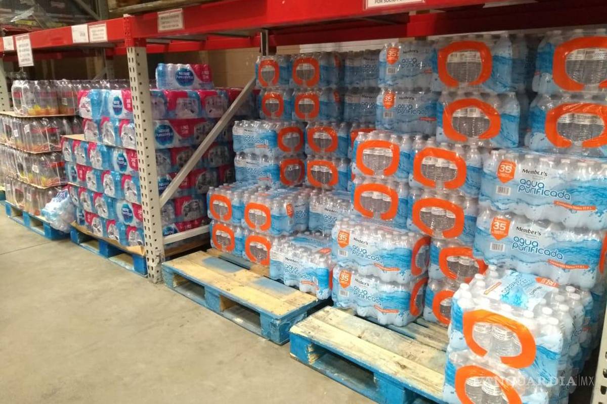 Restringen venta de agua en Saltillo por compras masivas de regios; ponen freno en centros comerciales