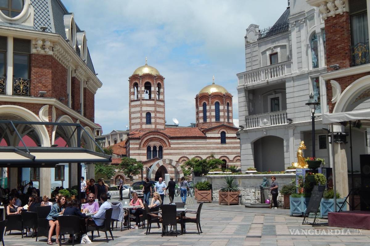 Batumi en Georgia invita al turista a una vida entre el café y el mar Negro