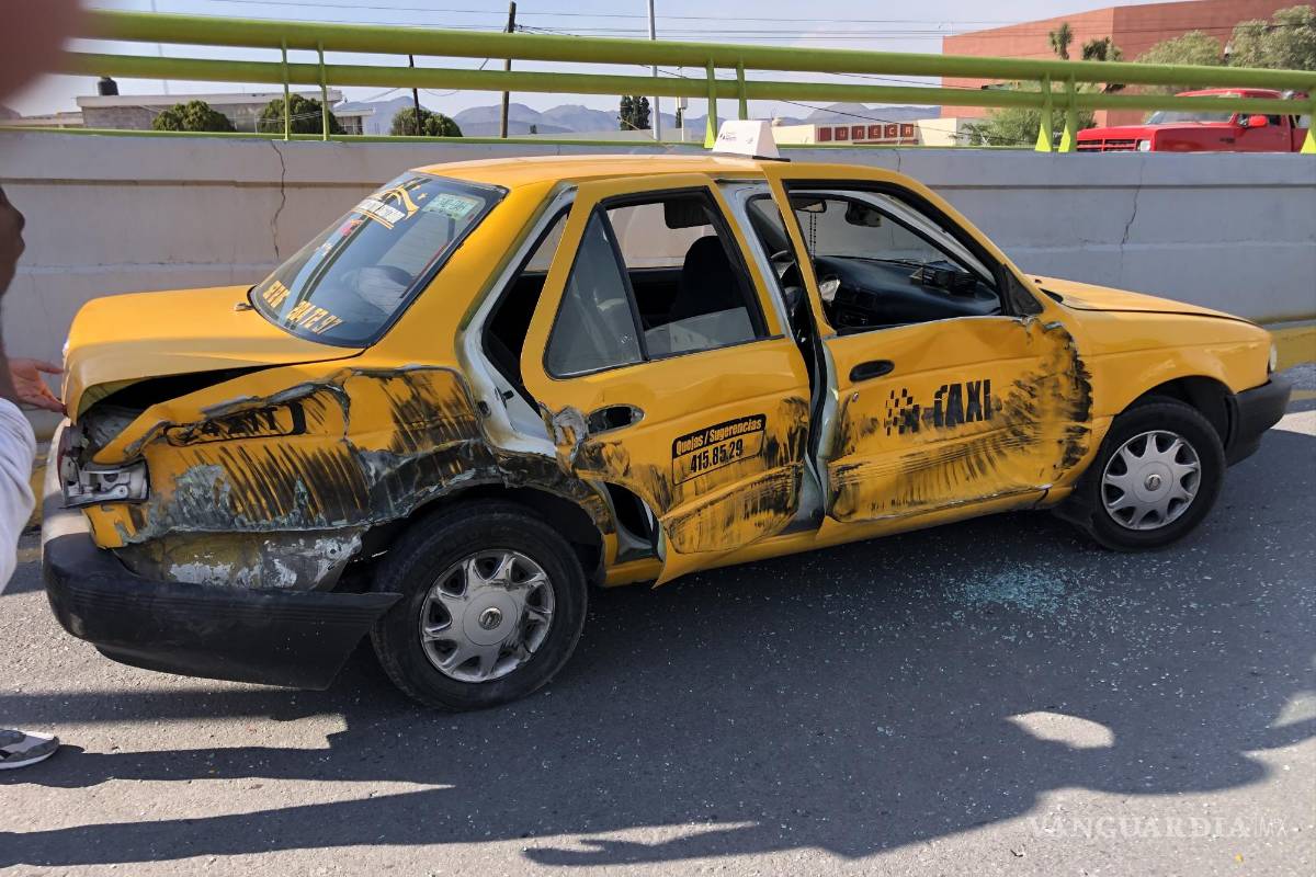 Choca taxista de Saltillo contra tráiler; llevaba pasaje