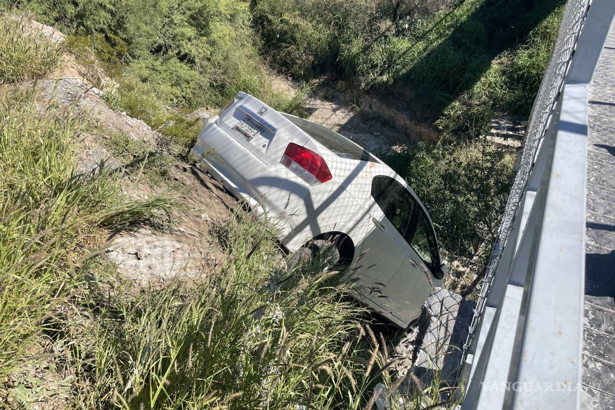 Se le va el carro al arroyo en Saltillo, lo dejó en neutral y sin freno