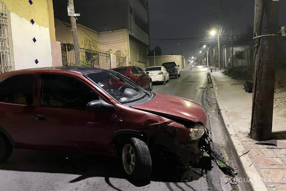 Conductor en estado de ebriedad destroza su auto al chocar contra poste, en el Centro de Saltillo