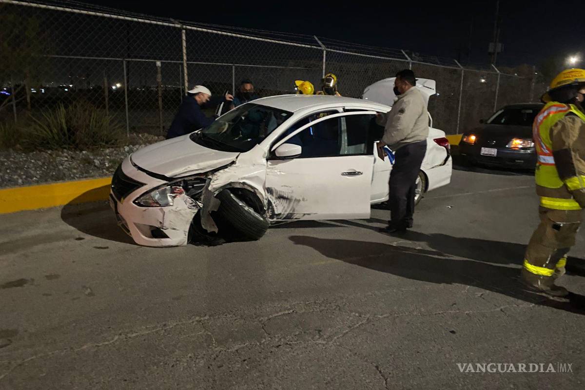 Se quedan sin llantas tras aparatoso choque en Ramos Arizpe