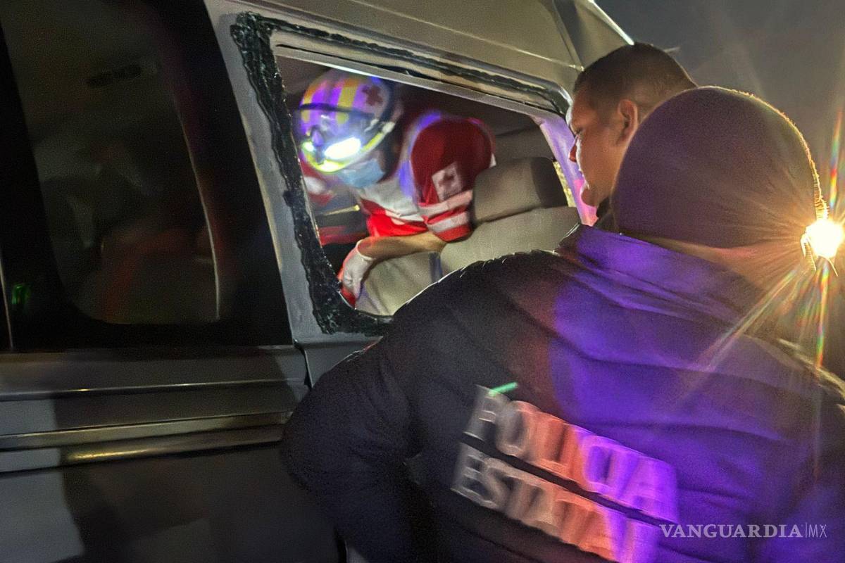 $!Elementos de rescate trabajan para liberar a los pasajeros atrapados tras el brutal choque en el Periférico Luis Echeverría.