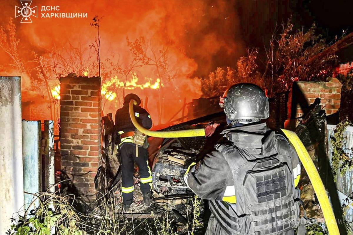 $!Bomberos intentan apagar un incendio tras un ataque ruso en Járkov.Trump se ha sentido cada vez más frustrado con su homólogo ruso por la falta de avances en el alto al fuego en Ucrania.