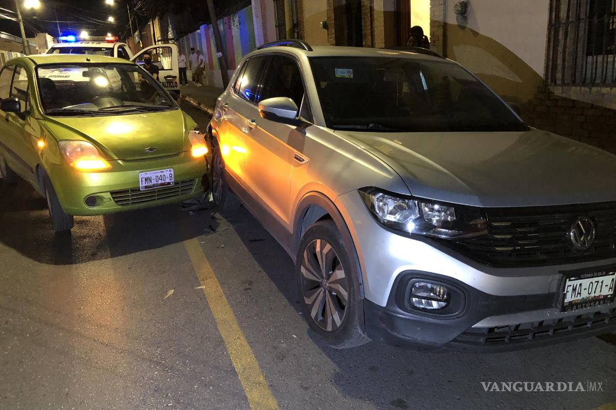 Cansancio lo hace perder el control y choca contra vehículo estacionado en Zona Centro de Saltillo