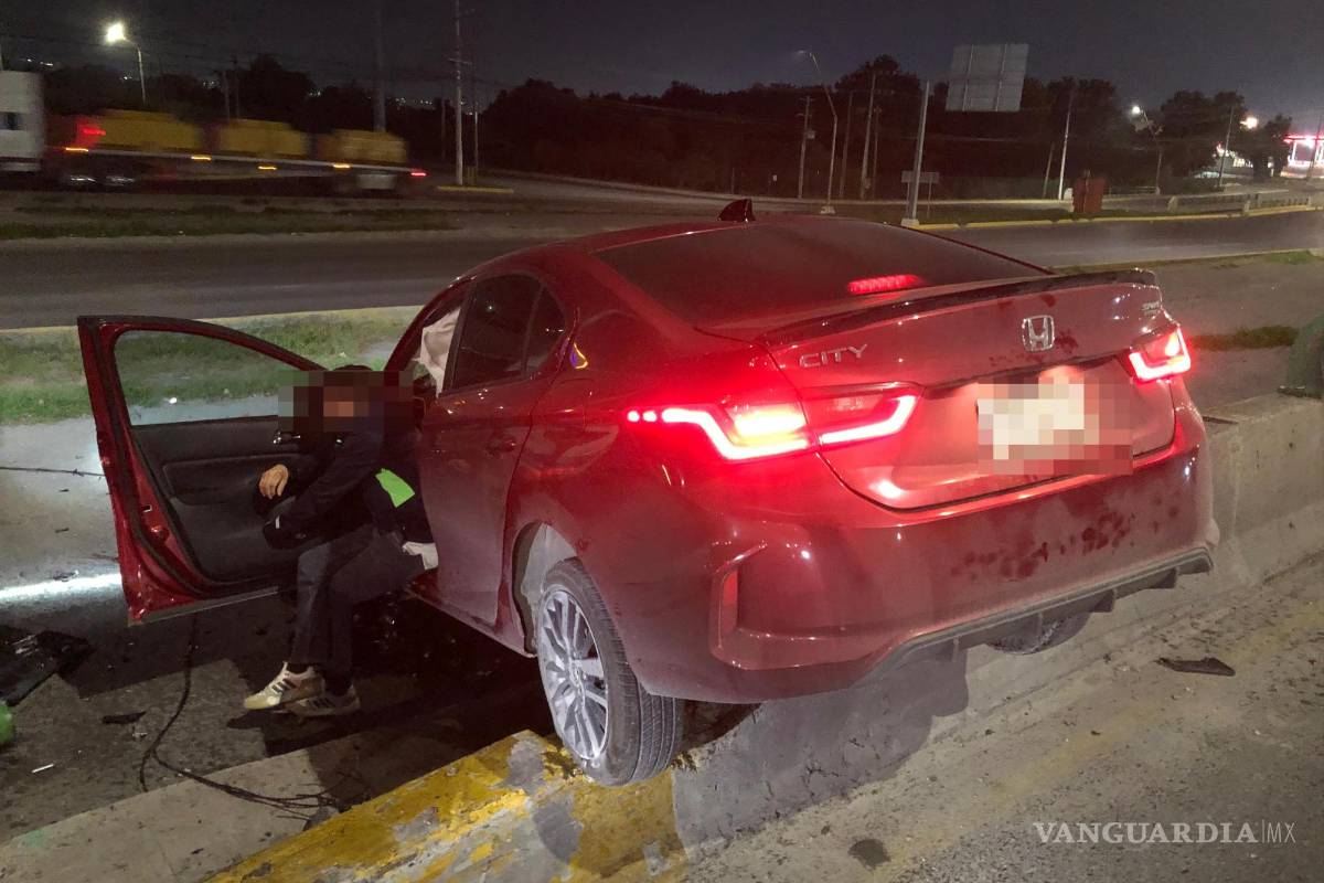 $!El impacto contra el inicio del puente vehicular no solo destrozó la parte frontal del Honda Civic, sino que también dañó la barrera de contención.