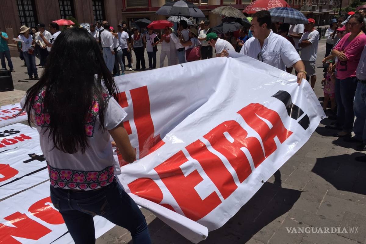 $!Grupos ciudadanos y magisteriales de Coahuila protestan por conflicto en Oaxaca (FOTOS)