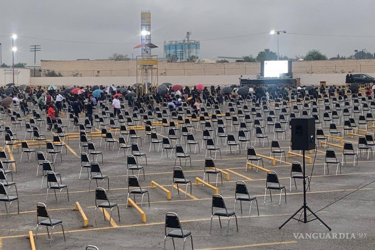 Graduación masiva en FCA: padres de familia se niegan a retirarse pese a prohibición de eventos multitudinarios en Coahuila