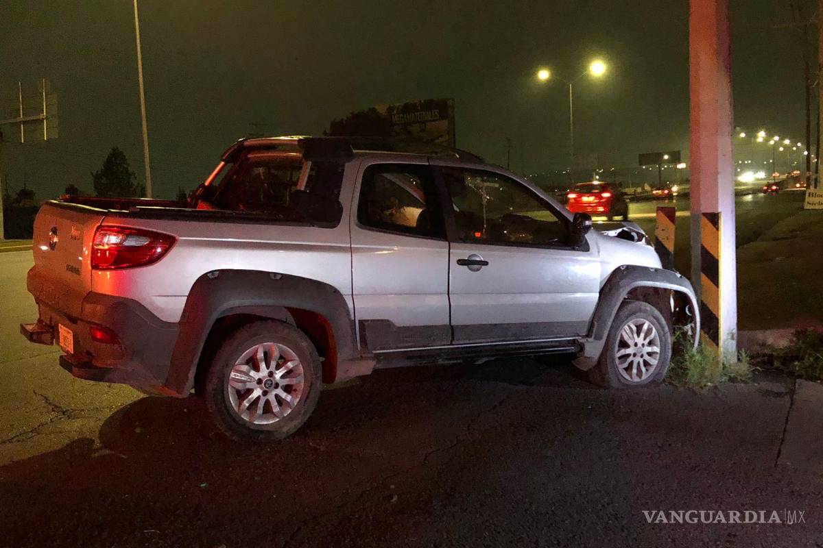 Curva hace perder el control a conductor y se estampa contra poste de concreto, al oriente de Saltillo