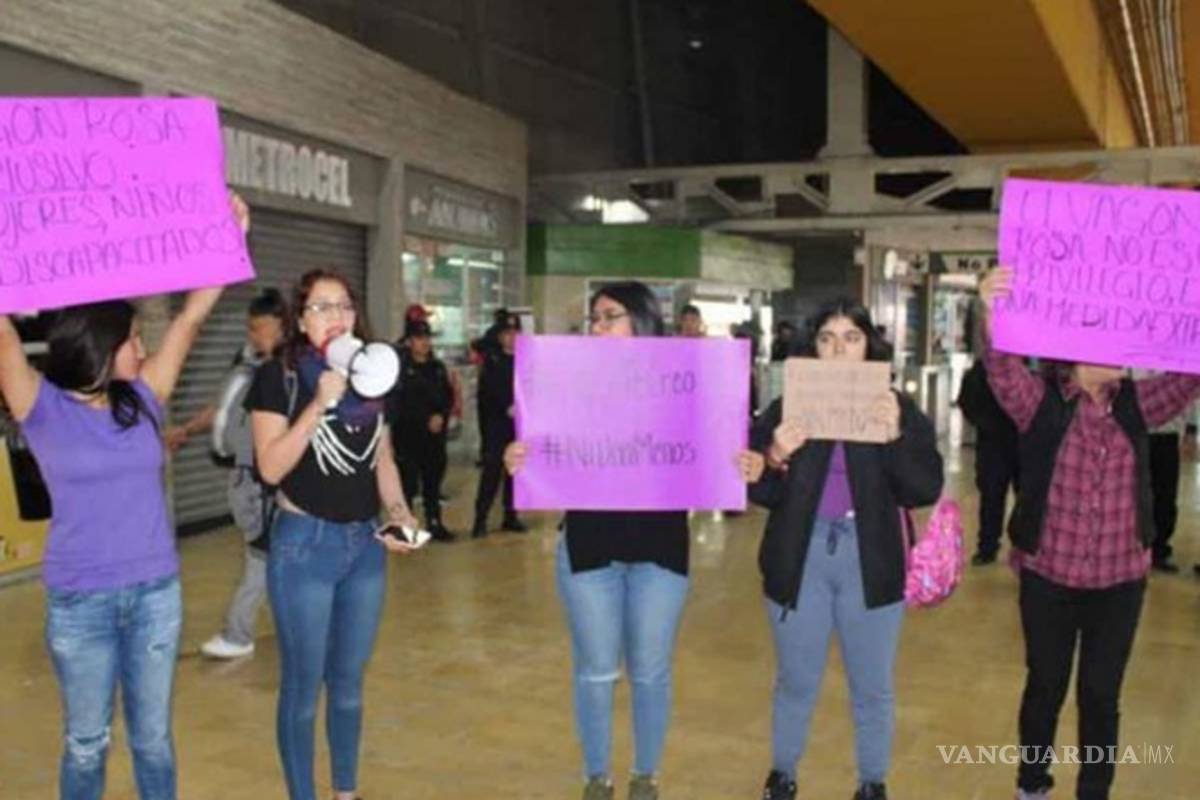 Protestan mujeres en metro de Monterrey por casos de acoso