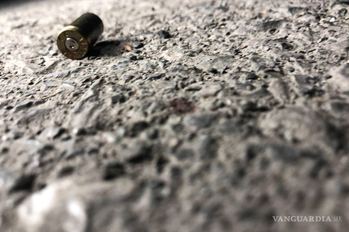 Elemento de Fiscalía disparó contra casa de la madre de su víctima mientras ella salía a auxiliarlo; le resguardaron 15 cartuchos