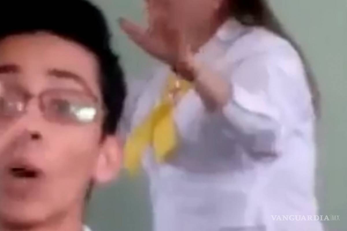 Mientras la maestra regaña a compañeros, aprovecha para vender dulces