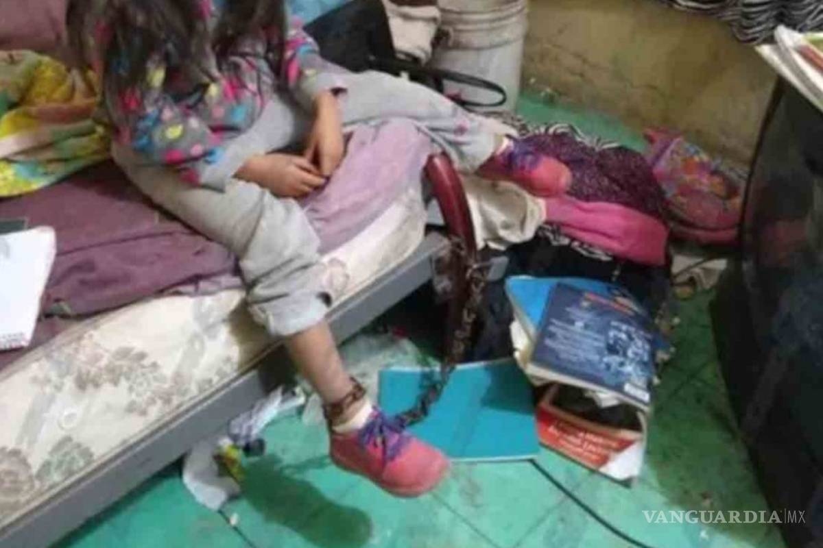 Autoridades encuentran a niña de 5 años encadenada por sus padres en SLP