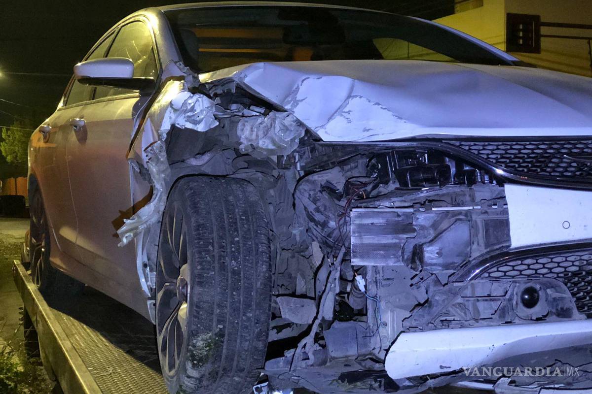 Conductor en estado de ebriedad se estampa contra malla protectora en pleno Centro de Saltillo