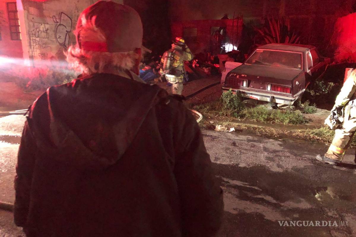 Se le sale de control fogata para mitigar el frío a sexagenario y se incendia su humilde vivienda, en la Zona Centro de Saltillo
