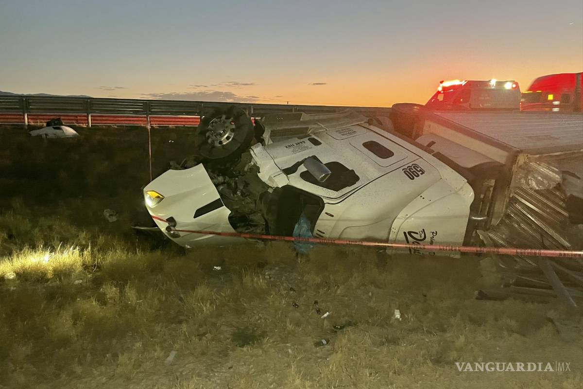 Muere trailero al volcarse sobre la Carretera Federal 57
