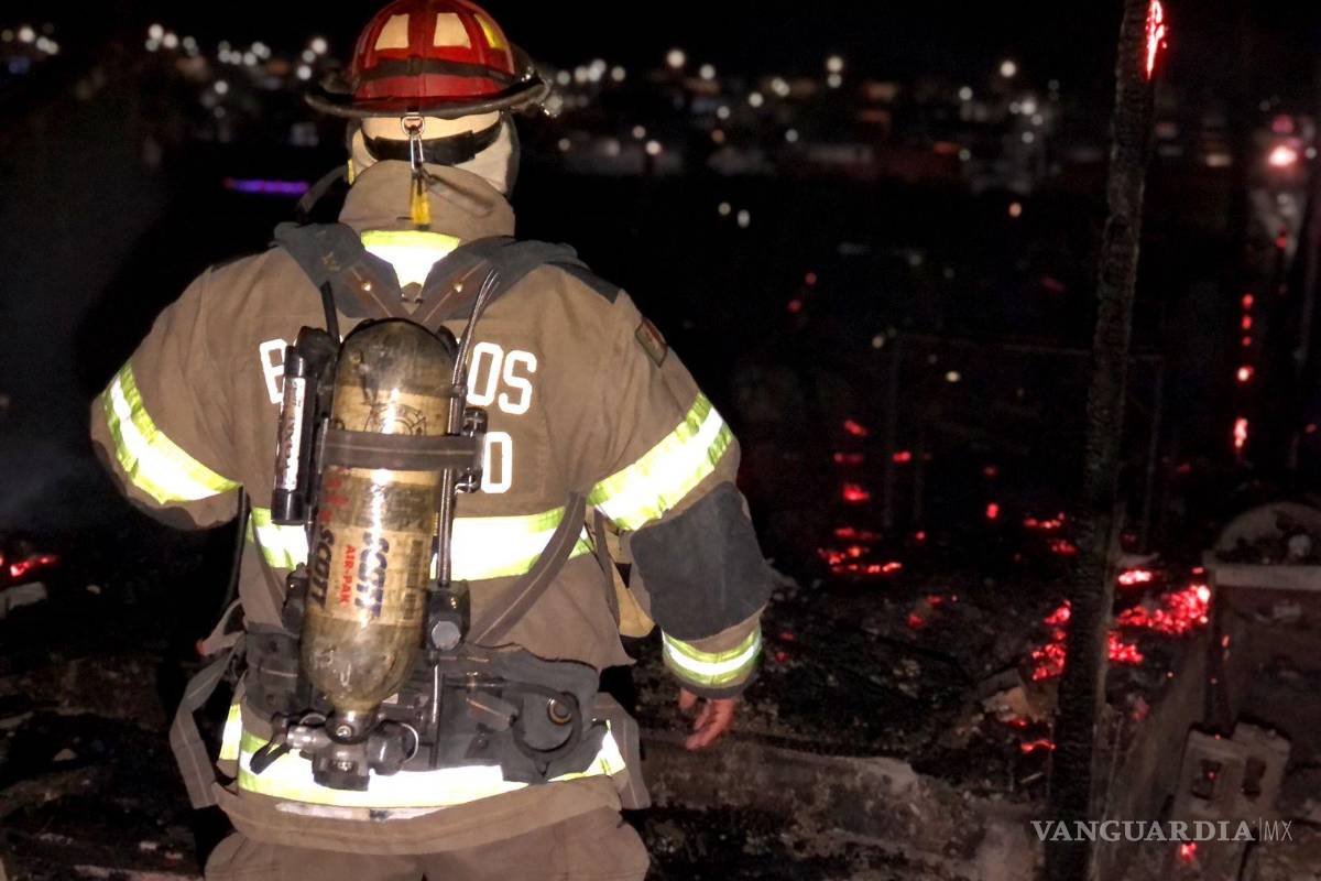 Fuerte incendio arrasa con tejaban y deja a dos familias sin hogar; piden colaboración a saltillenses