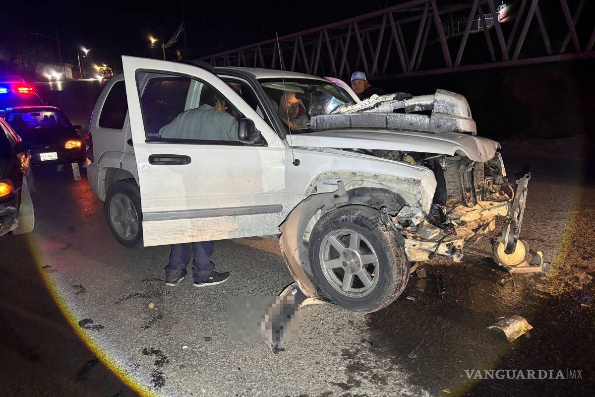 $!Ambos vehículos permanecieron sobre la vialidad, lo que provocó obstrucción parcial de la circulación.