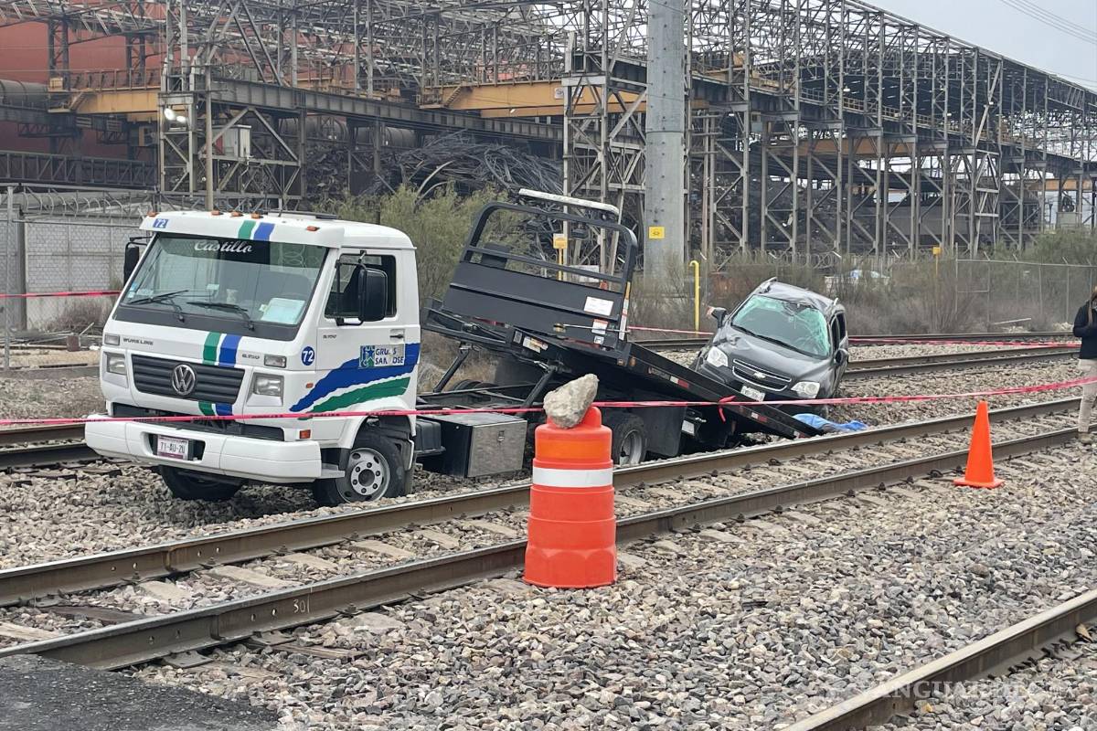 Fallece empleado de grúa mientras laboraba en Ramos Arizpe; trataba de rescatar un automóvil
