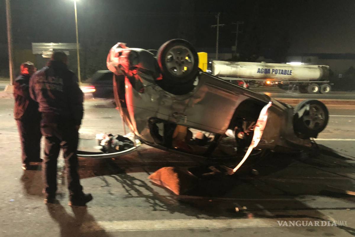 Huyen después de volcadura en carretera Saltillo - Monterrey