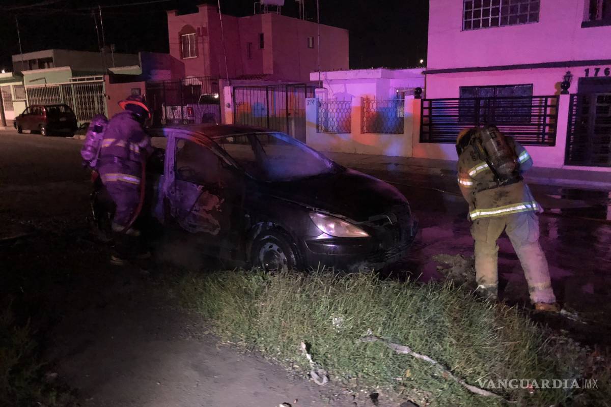 Incendian auto abandonado en colonia de Saltillo