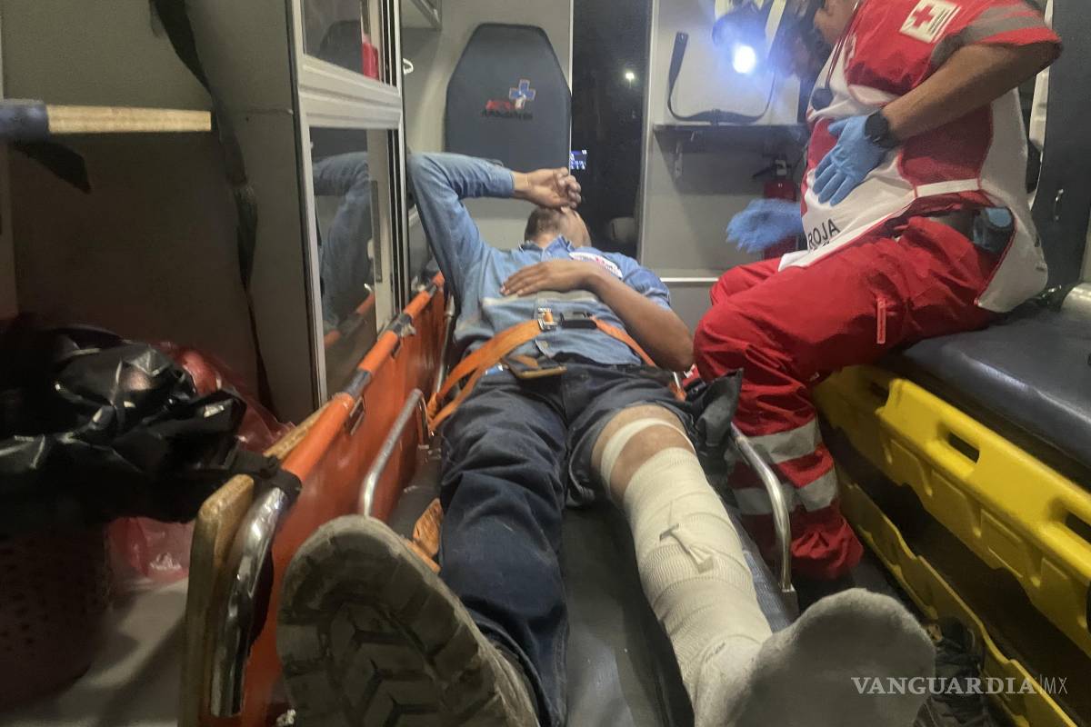 Cobrador cae en un bache y se fractura la pierna, en Saltillo