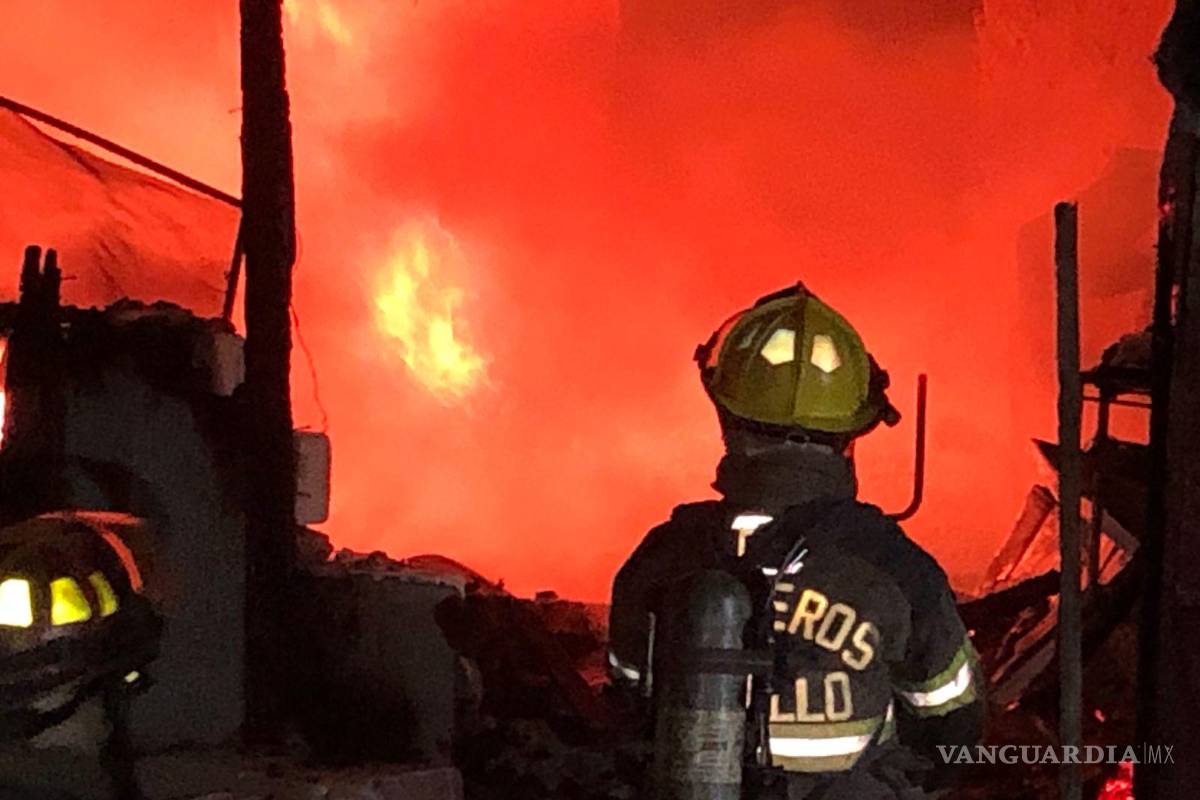 Saltillo: vecinos rescatan a indigente de las llamas, tras incendio de casa en obra negra donde se embriagaba