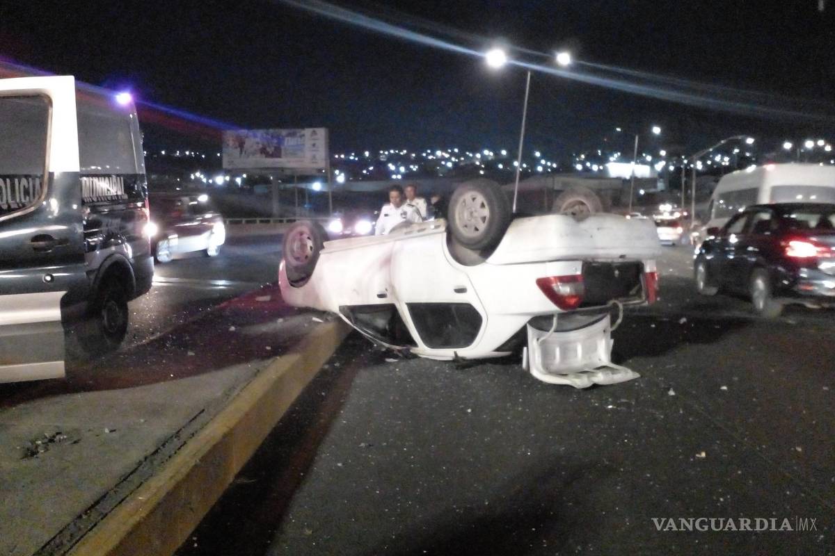Reportan aparatosa volcadura en Periférico de Saltillo