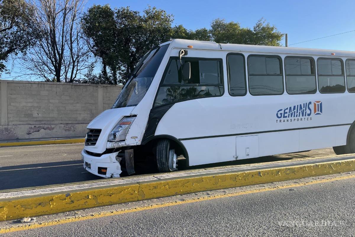 Transporte de personal choca contra camellón y casi vuelca en periférico LEA en Saltillo