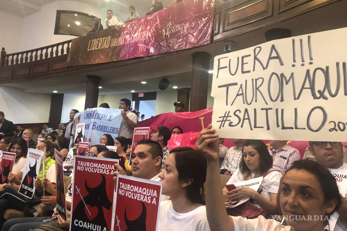 Se manifiestan contra la tauromaquia en el Congreso de Coahuila; hay opiniones encontradas