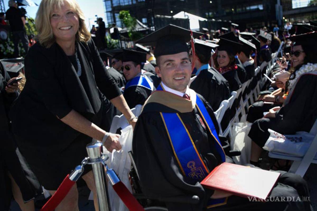 Entregan diploma a madre que tomó clases con su hijo