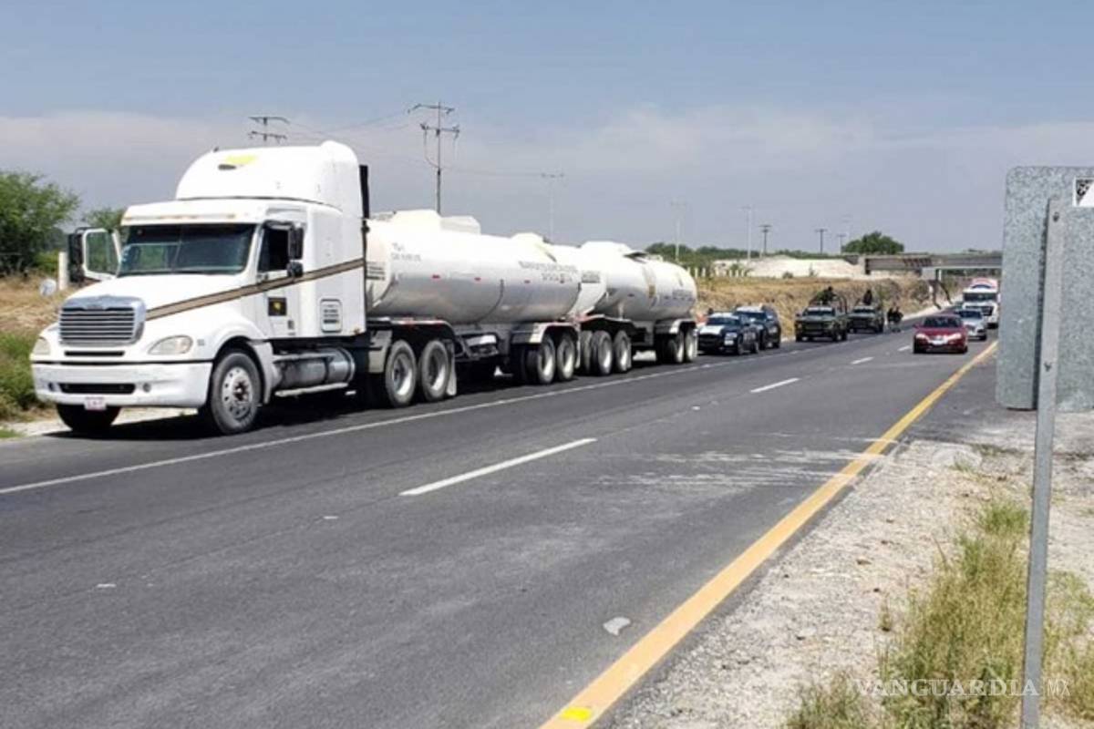 Agentes federales detienen a trailero con 50 mil litros de huachicol en la carretera de Monterrey-Saltillo