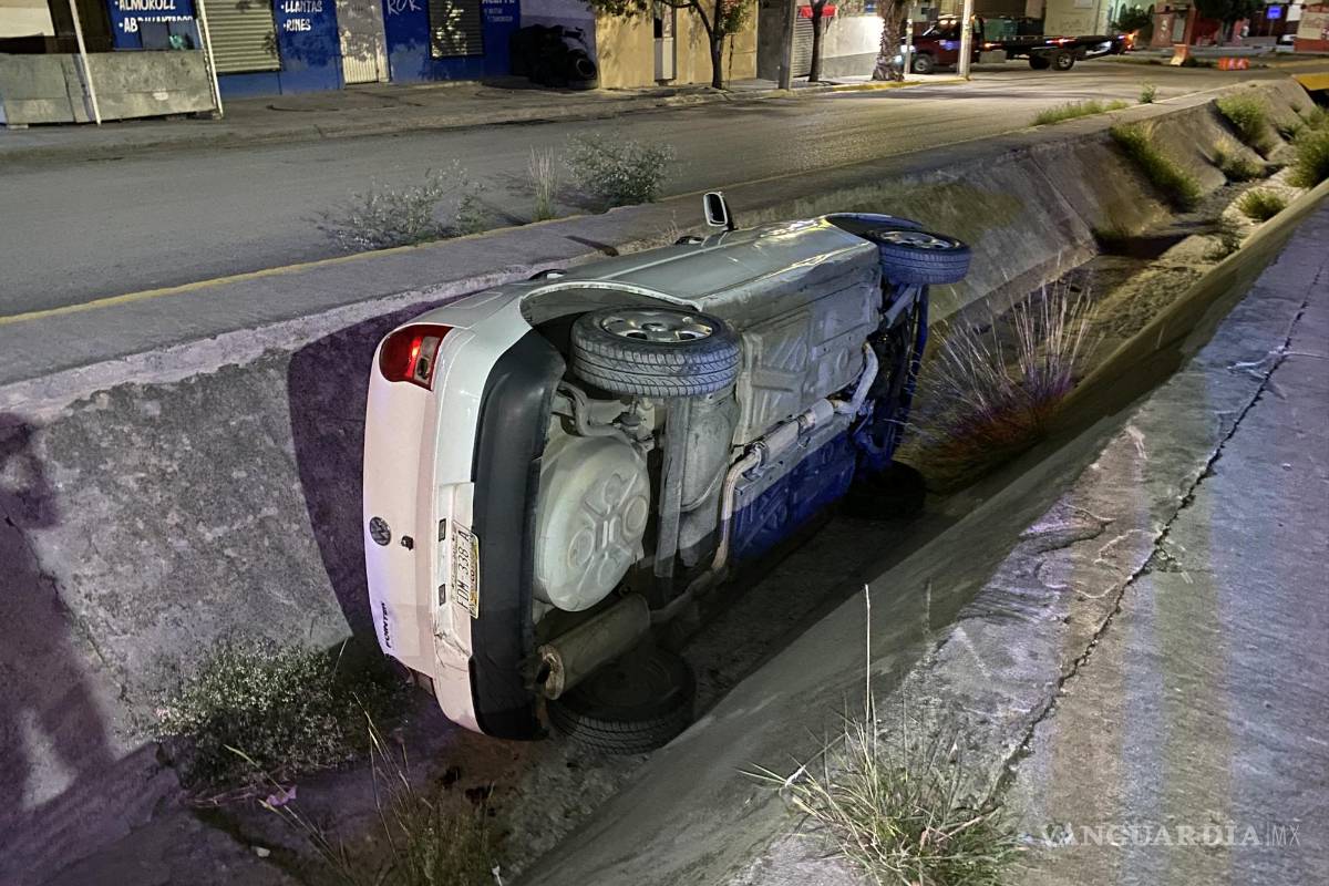 Conductor dormita y se vuelca en canal de desagüe en Saltillo