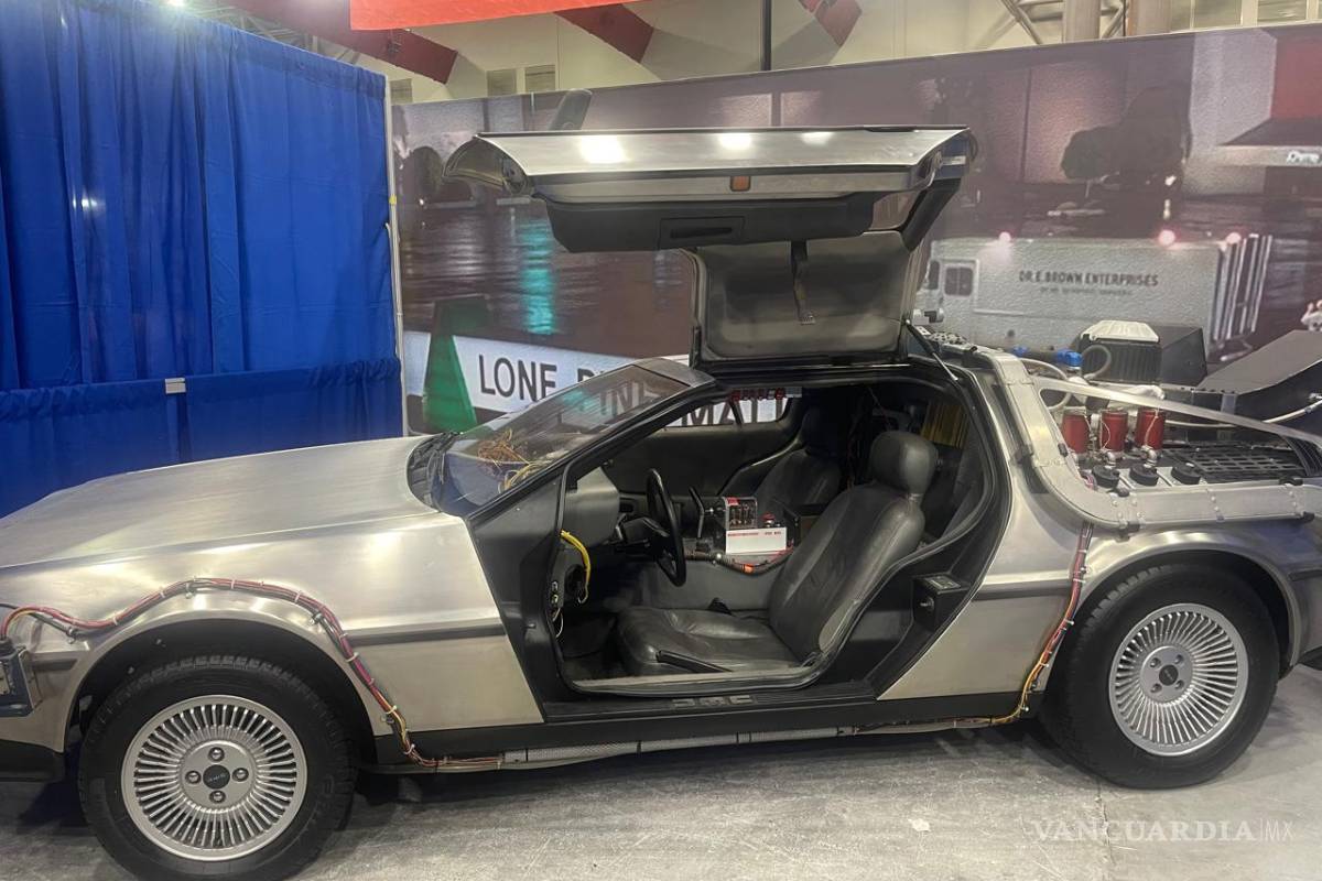 Enloquece el ‘Doc Brown’ a los fanáticos de ‘Volver al Futuro’, en Monterrey