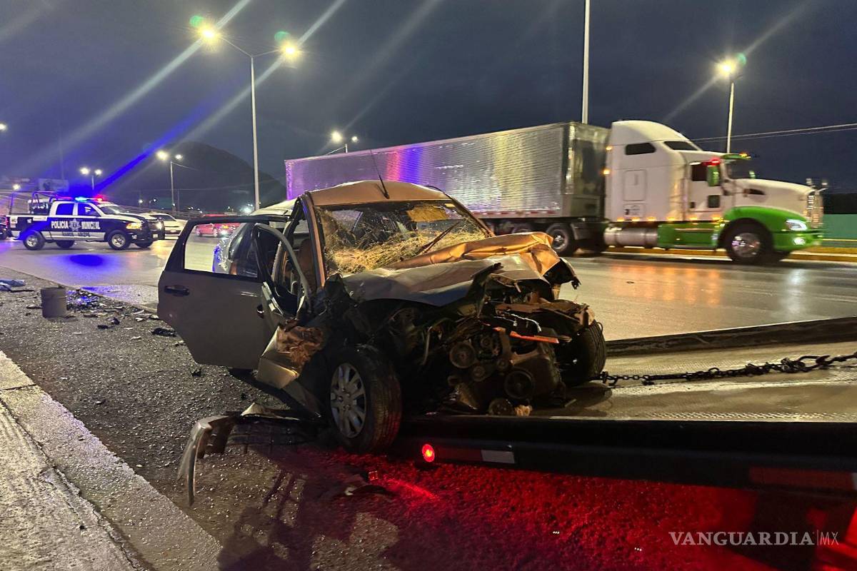 Conductor dormita al volante, choca contra tráiler y termina prensado, en la carretera Saltillo-Monterrey