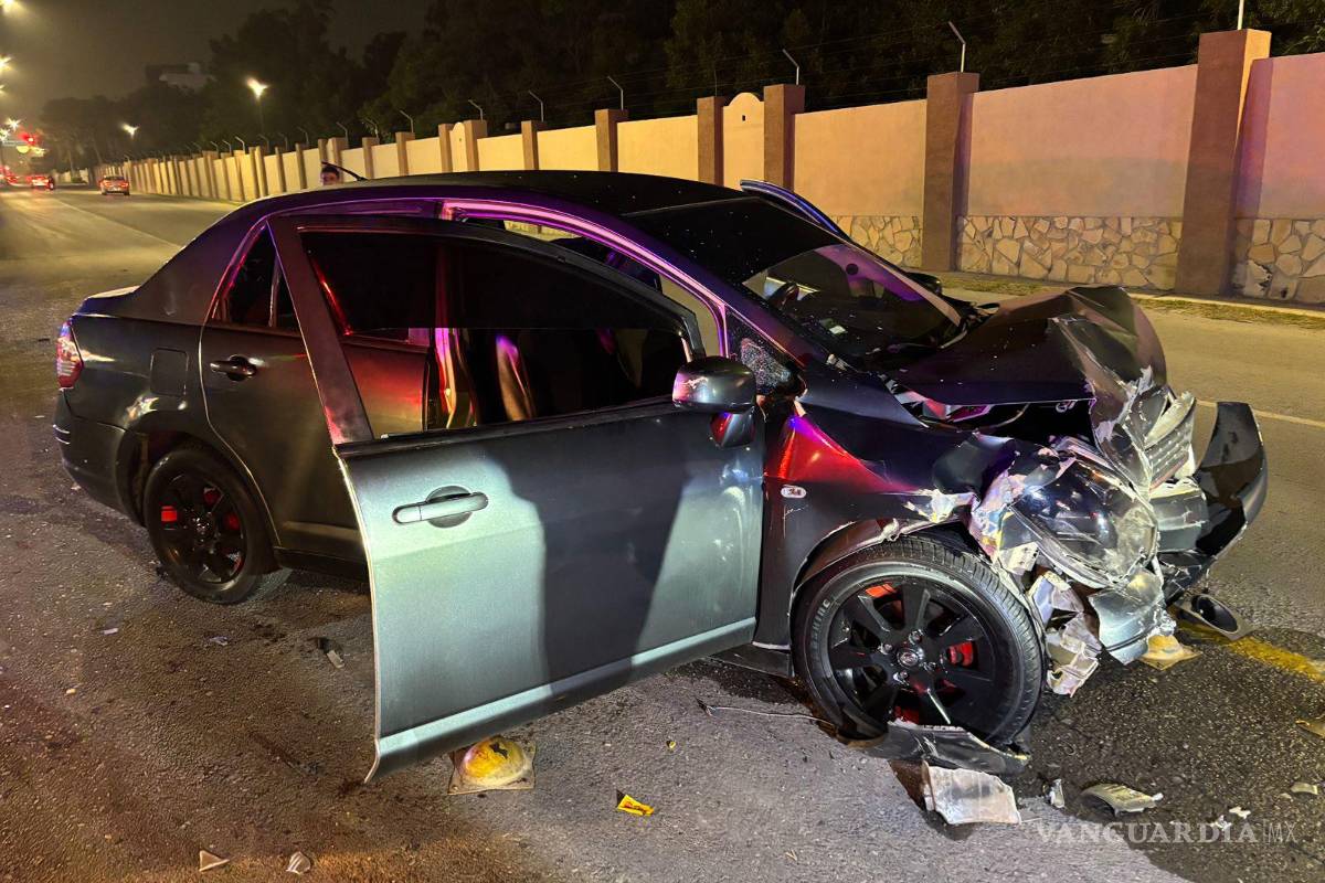 Sale de gasolinera sin precaución y provoca aparatoso percance al norte de Saltillo