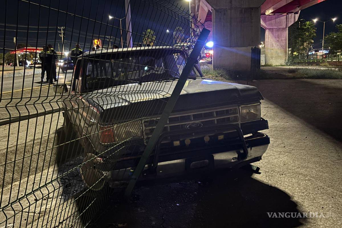 $!El fuerte golpe dañó parte de la reja de acero que cubría el canal.