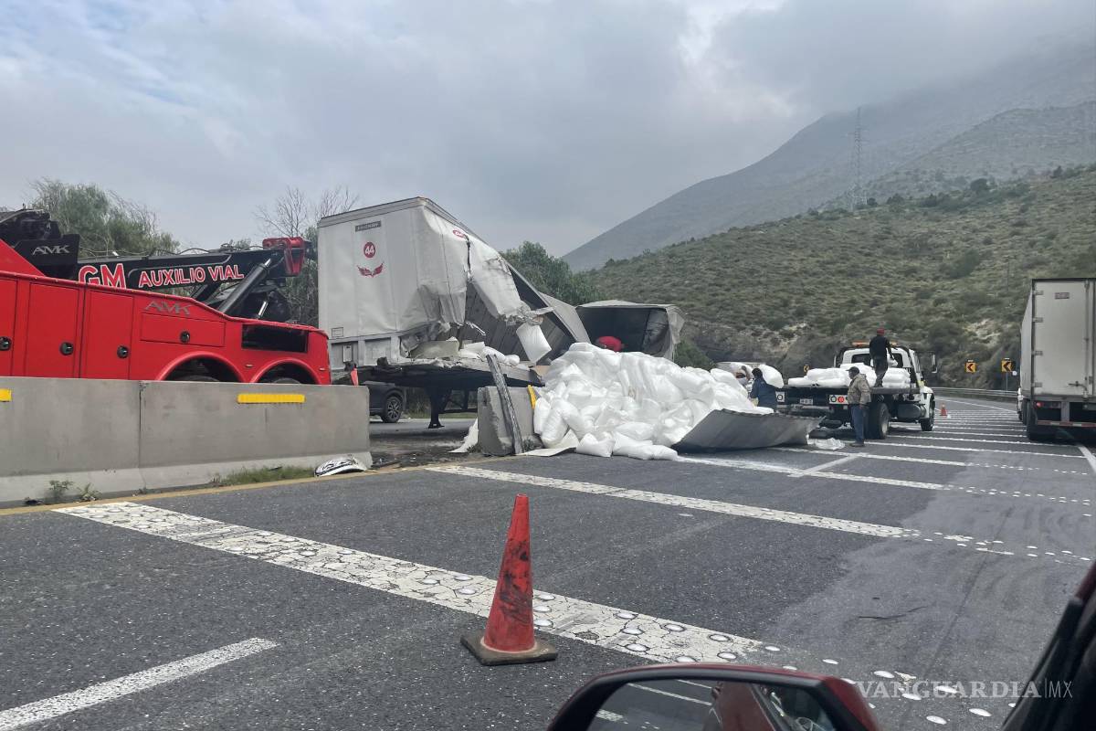Queda prensado trailero en carretera Parras-Paila