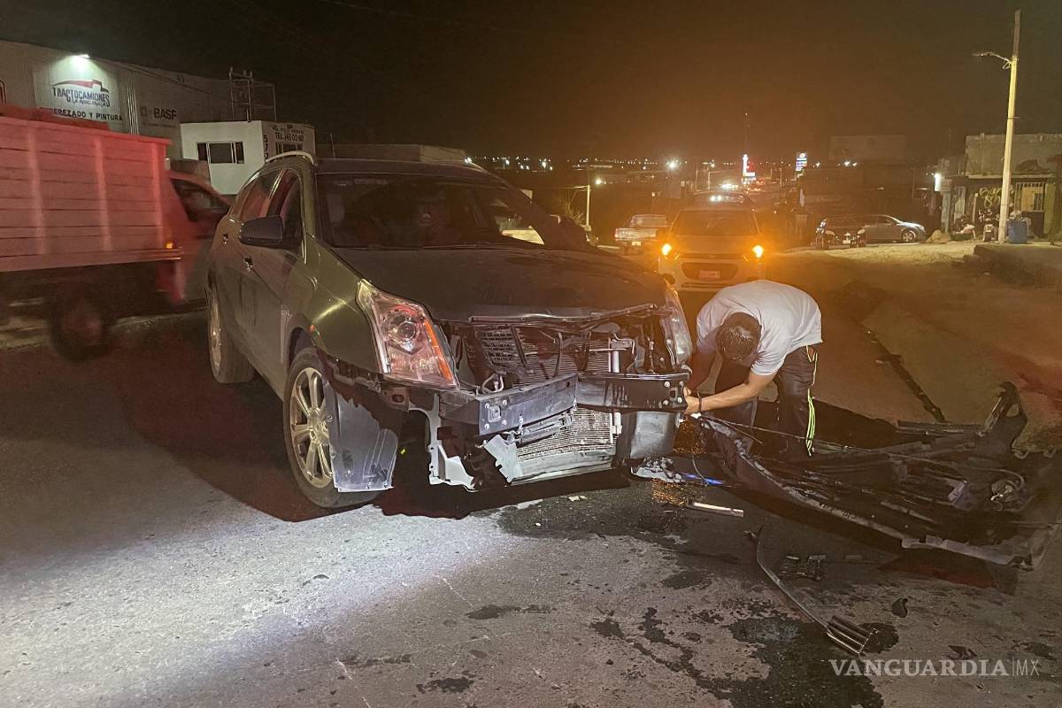 Camioneta casi termina inservible tras chocar contra ¡motocicleta! Ocupantes solo presentan lesiones leves
