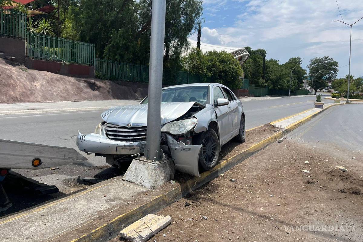 Pierde el control y se estrella contra macetero y farola en Saltillo