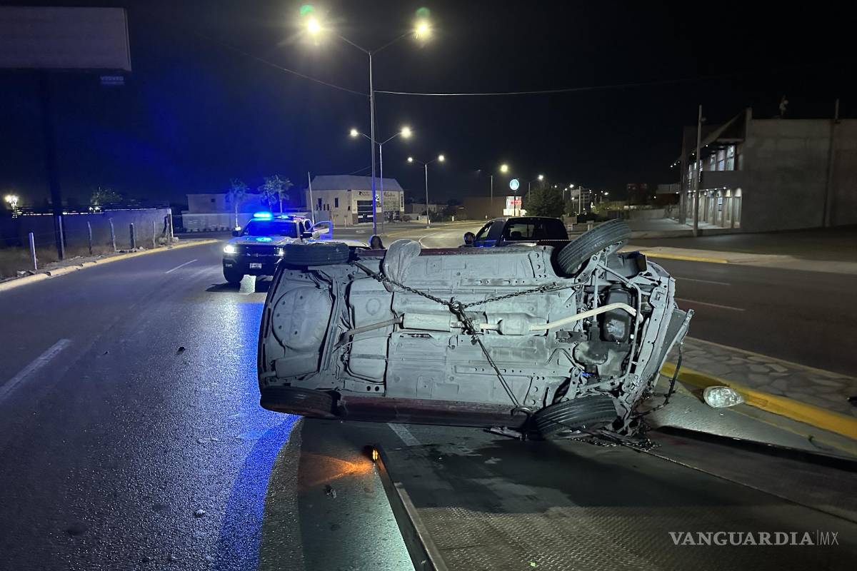 Vuelca por manejar a exceso de velocidad en Saltillo; cinturón de velocidad lo salva