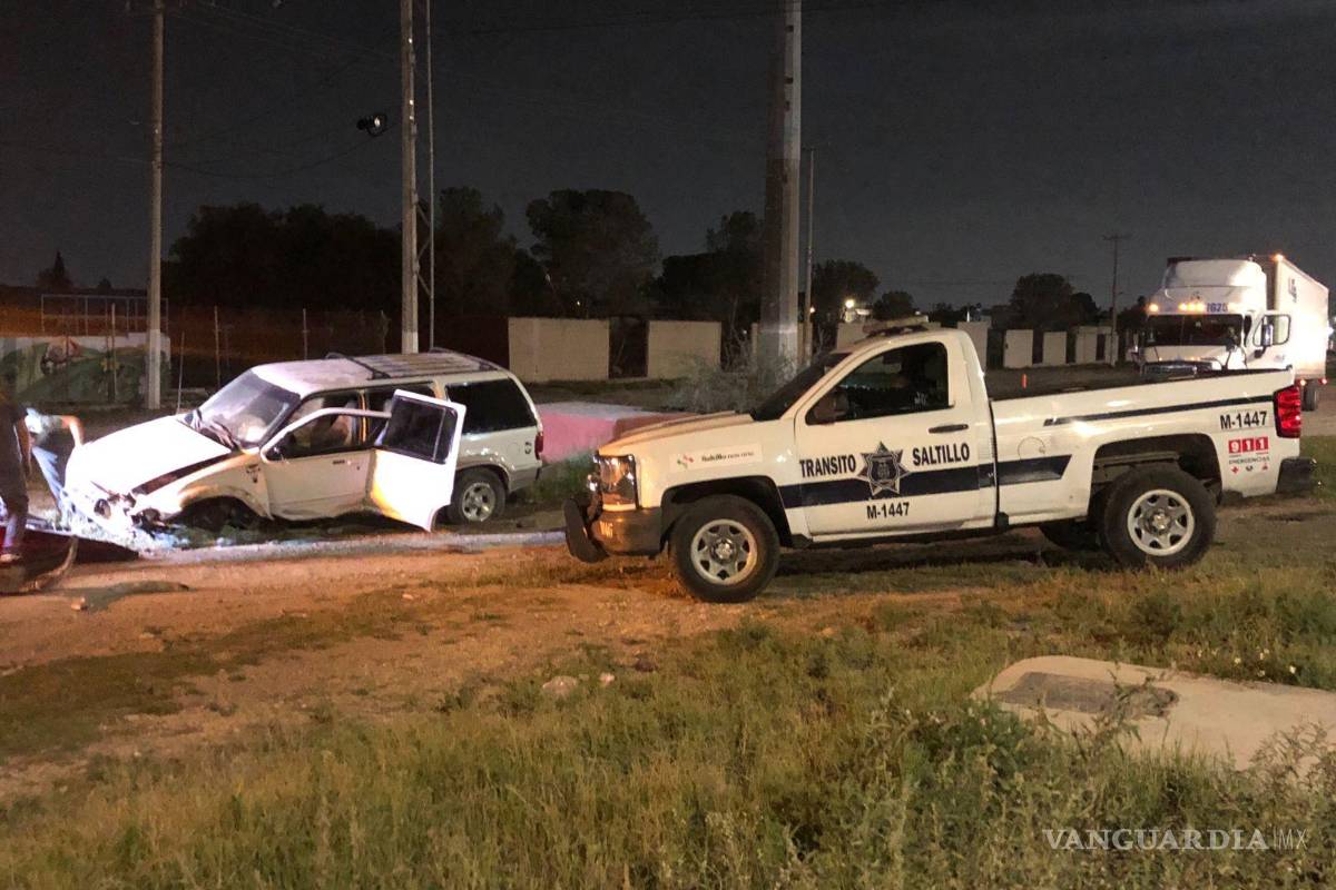 Saltillo: conductor es salvado por transeúntes de morir en incendio de su camioneta