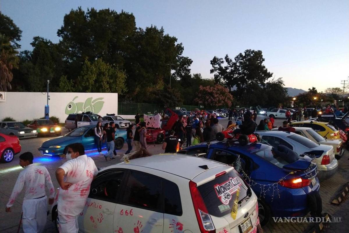 Saltillenses desafían al COVID-19 en Halloween