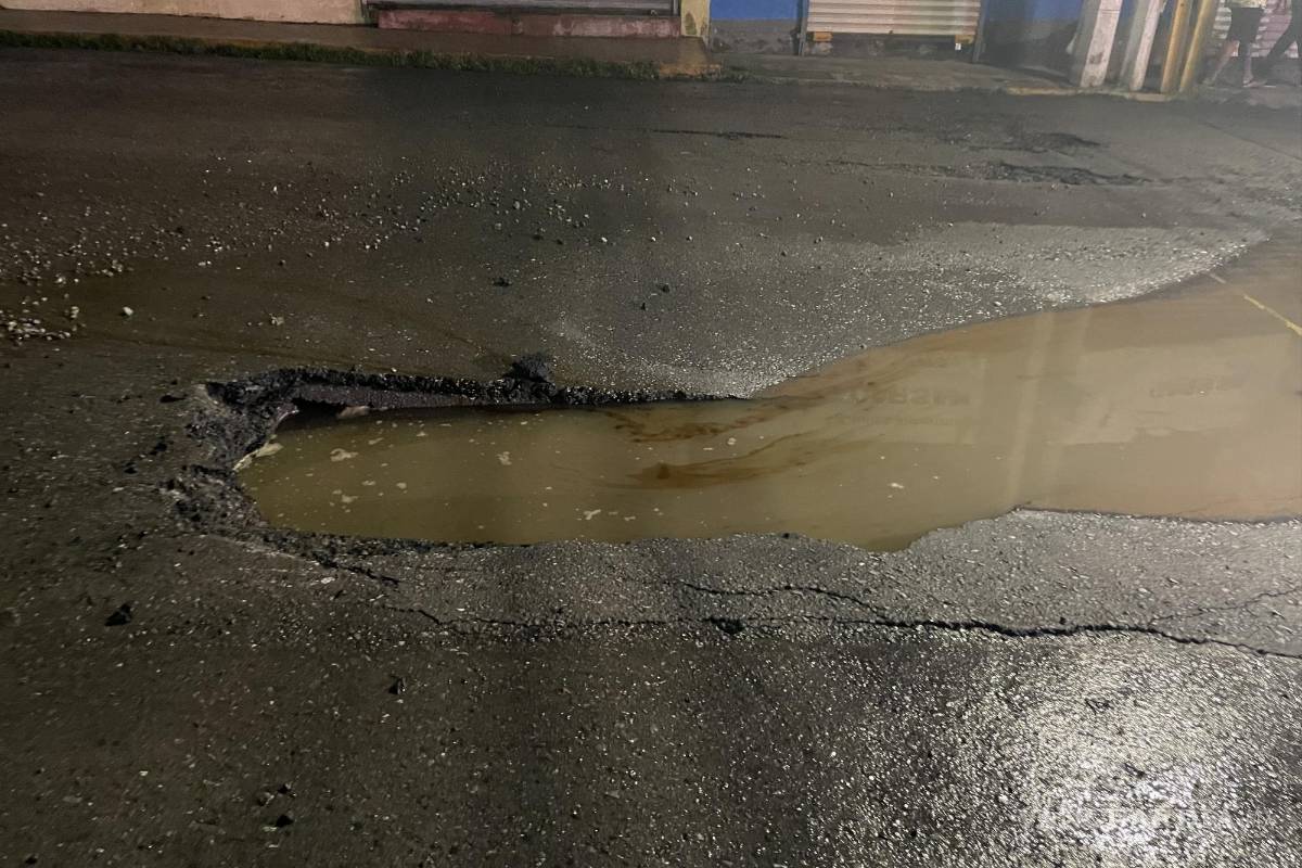 Bache ‘invisible’ origina volcadura en Saltillo; lo confundieron con charco de agua